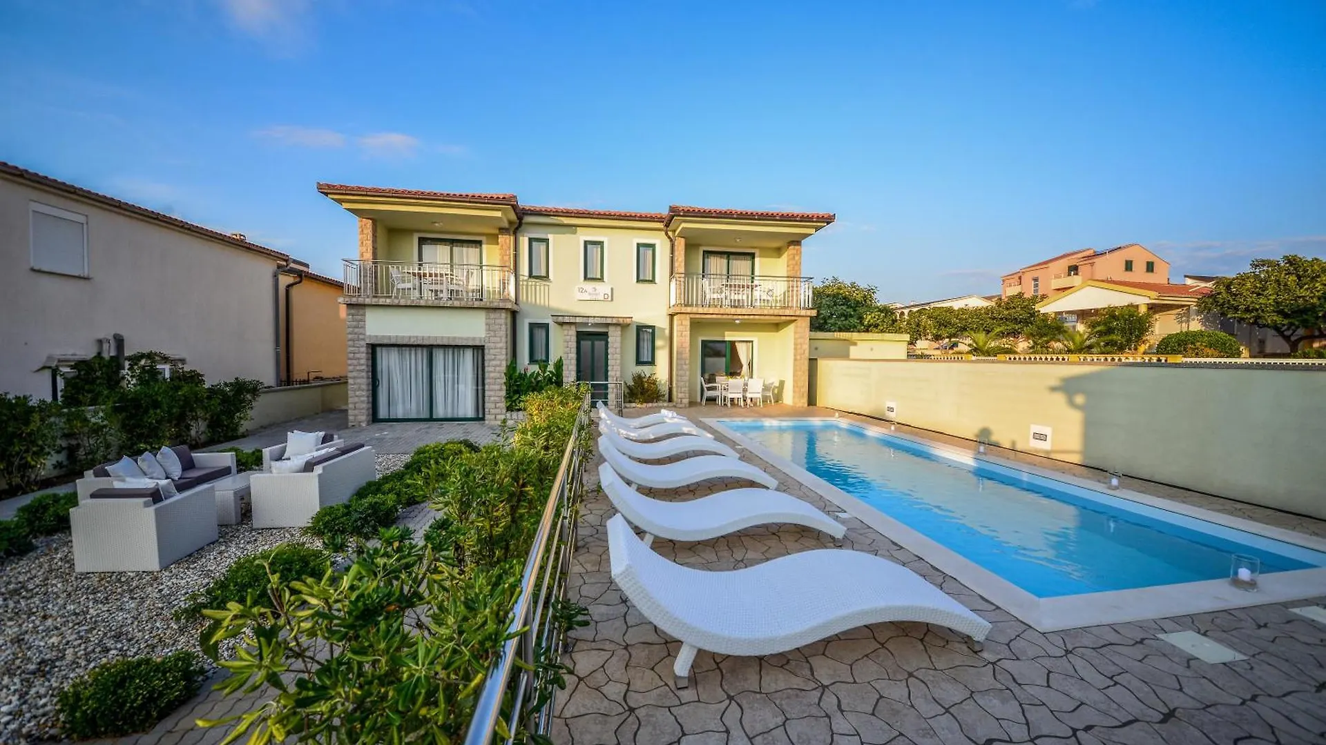 Sunset Deluxe Apartments location