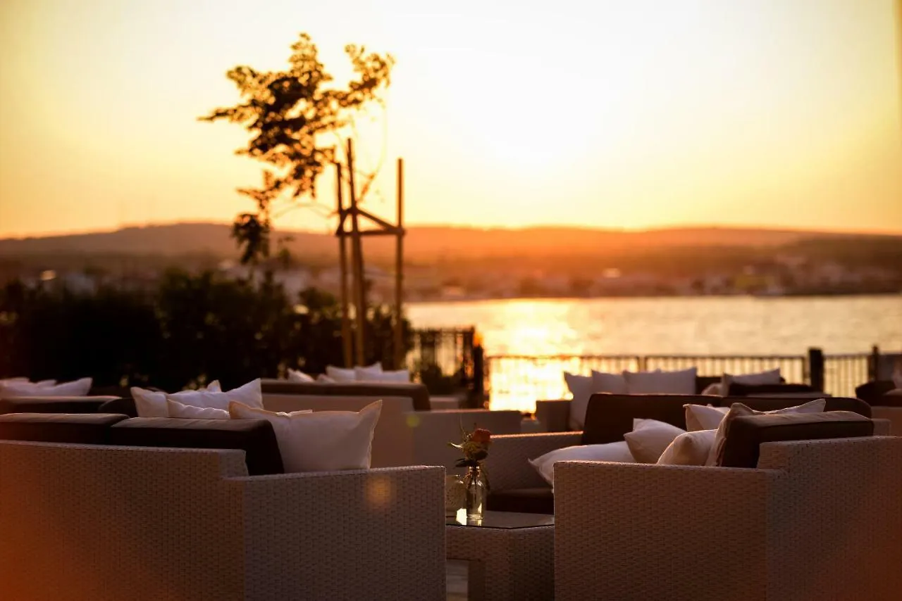 Sunset Deluxe Apartments Vir