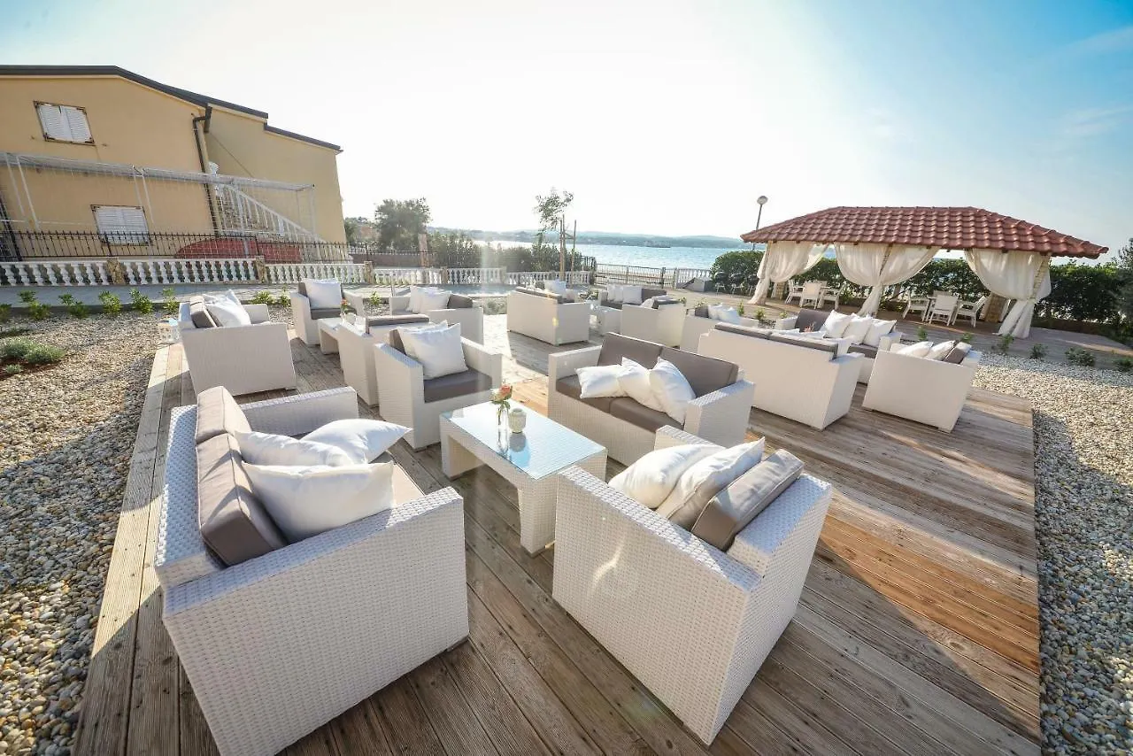 Sunset Deluxe Apartments Vir