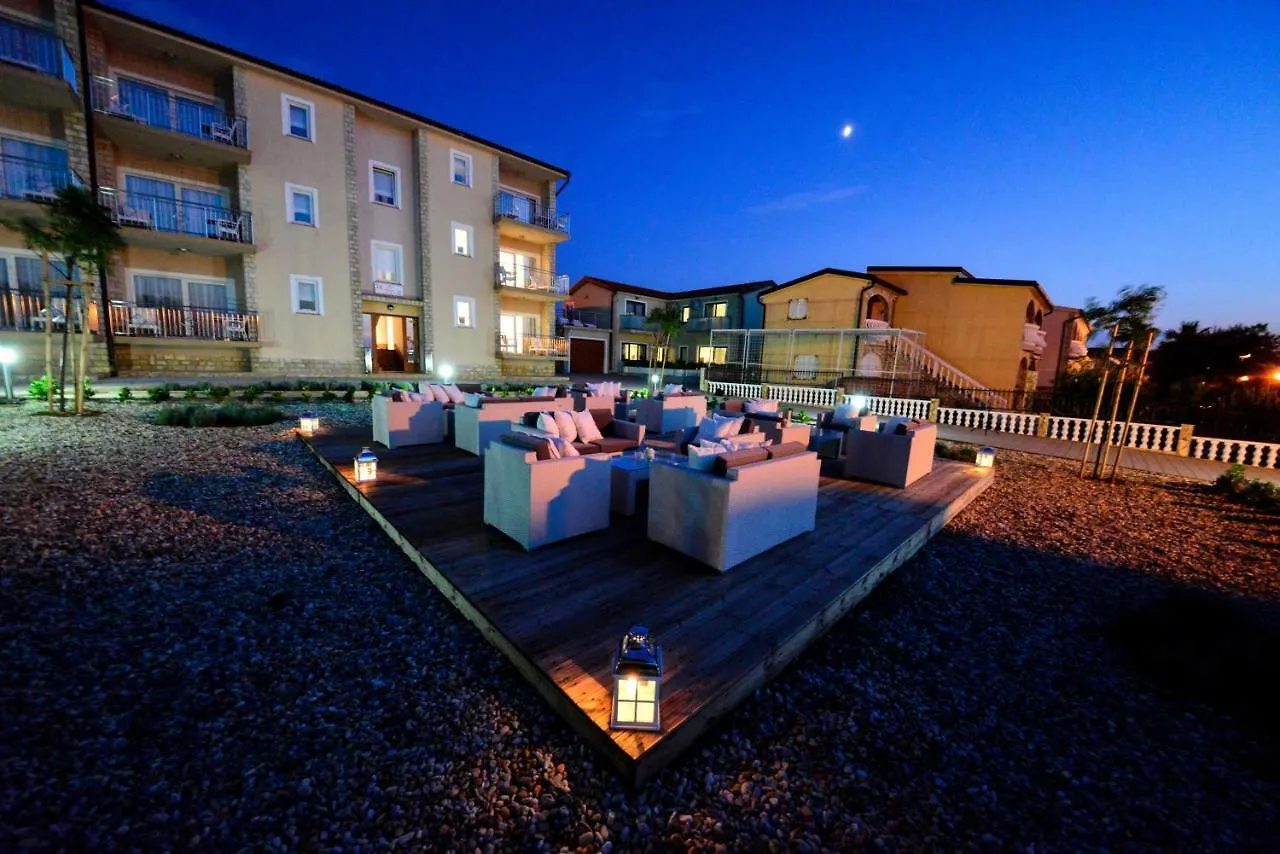 Sunset Deluxe Apartments Vir