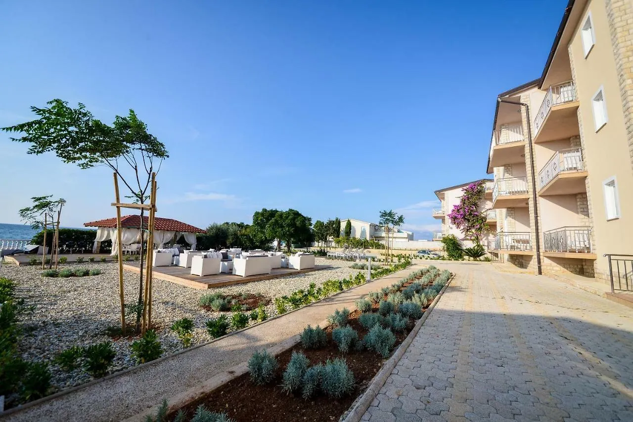 Sunset Deluxe Apartments Vir